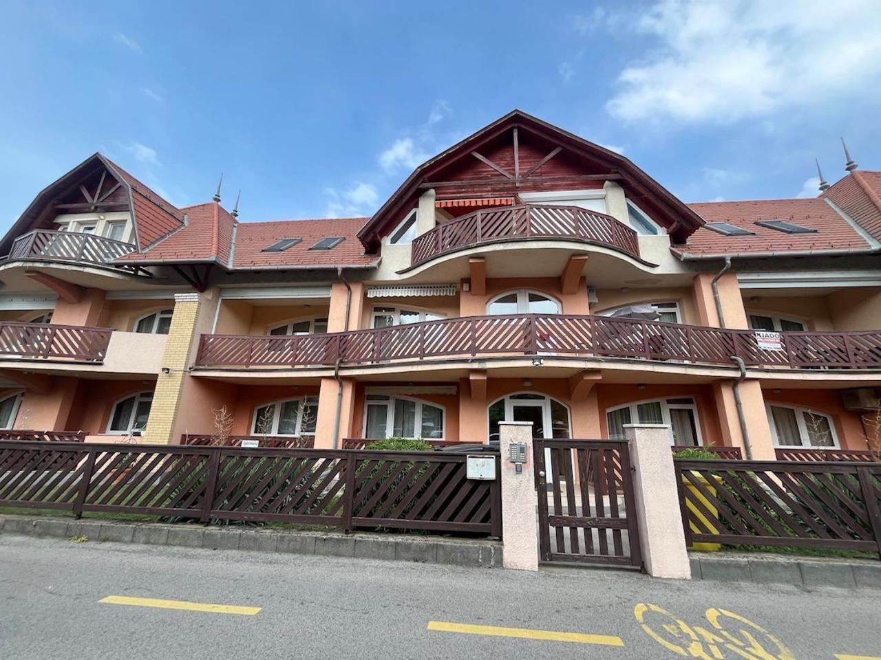 Y Apartman Balatonlelle Exterior foto
