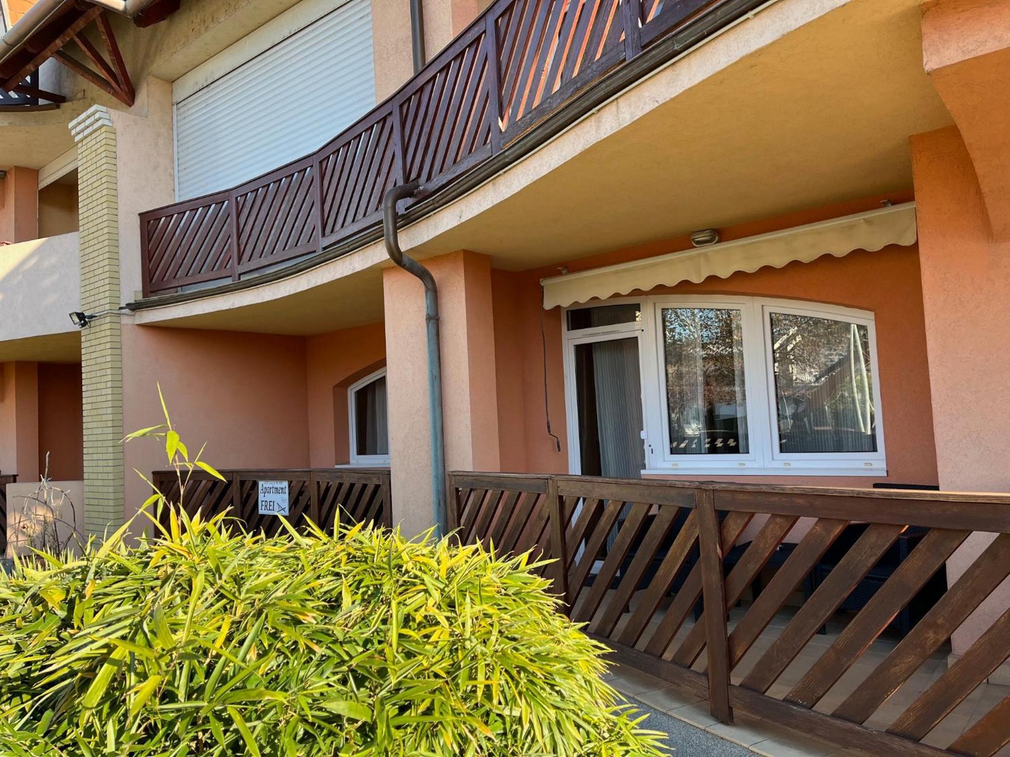 Y Apartman Balatonlelle Exterior foto