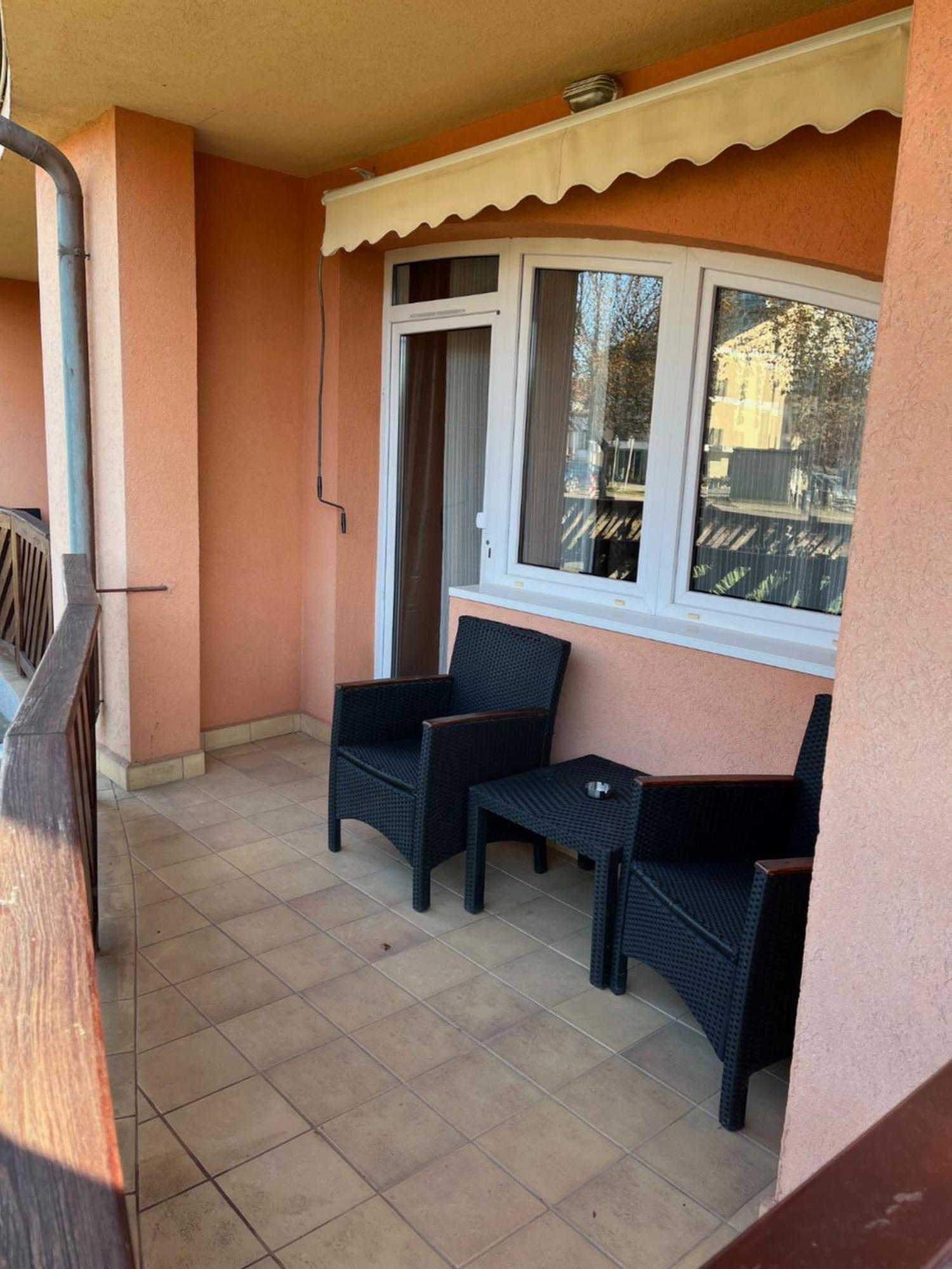 Y Apartman Balatonlelle Exterior foto