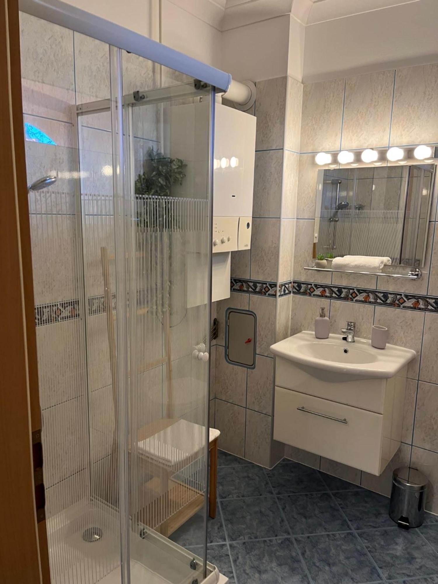 Y Apartman Balatonlelle Exterior foto
